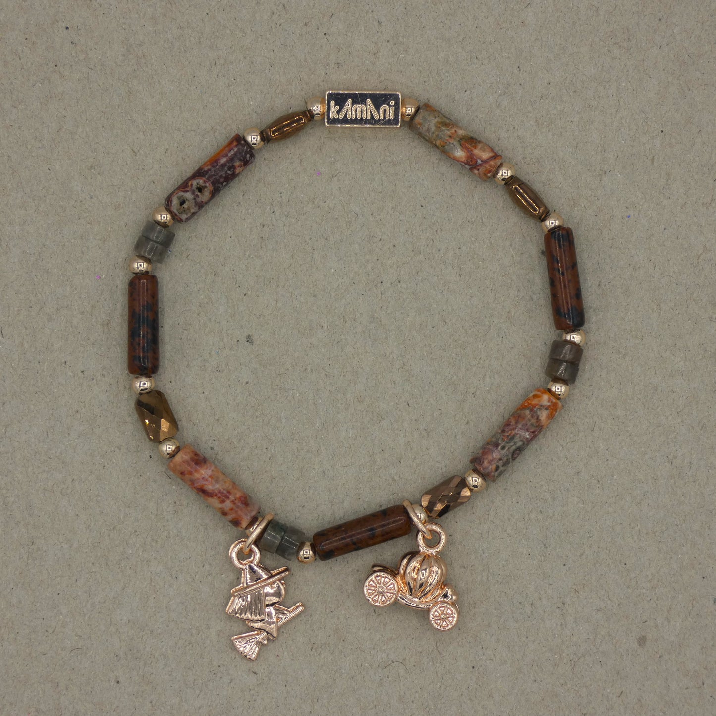 Bracelet avec Charms " Sorcière " Collection Marron des Bois d' Oliviers